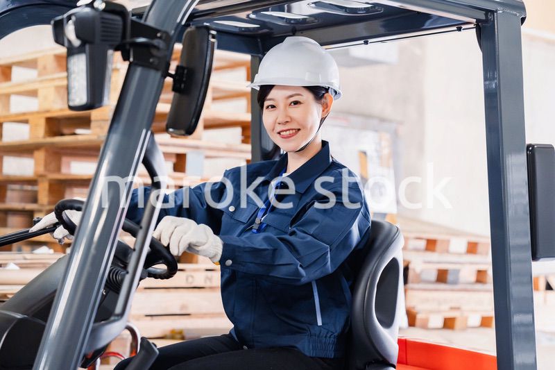 重機を操縦する女性作業員