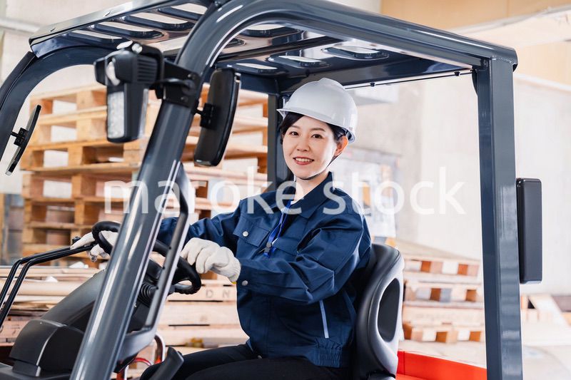 重機を操縦する女性作業員