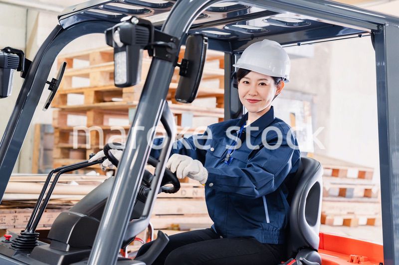 重機を操縦する女性作業員