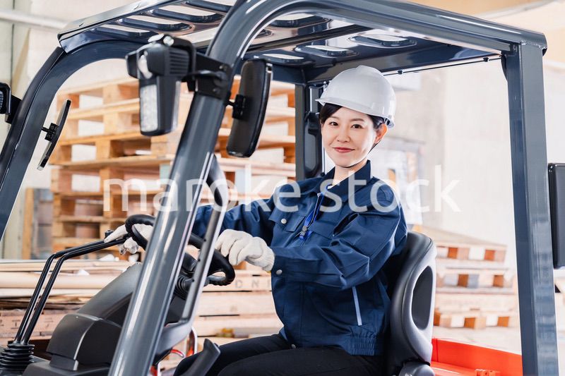 重機を操縦する女性作業員