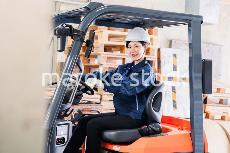 重機を操縦する女性作業員