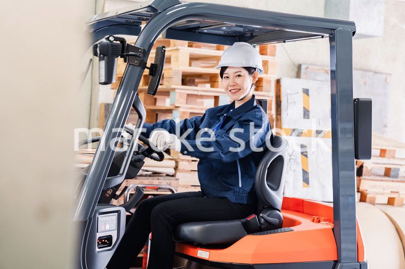 重機を操縦する女性作業員