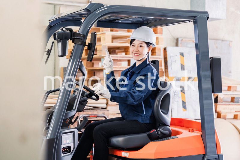 重機を操縦する女性作業員