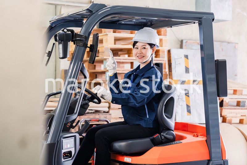 重機を操縦する女性作業員