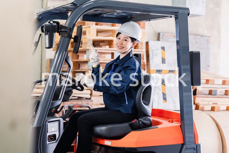 重機を操縦する女性作業員