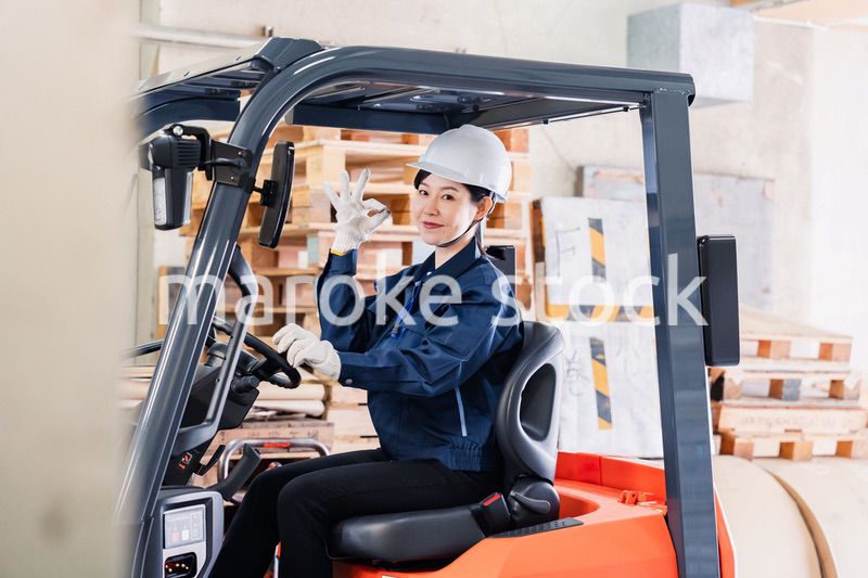 重機を操縦する女性作業員