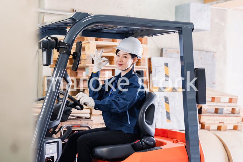 重機を操縦する女性作業員