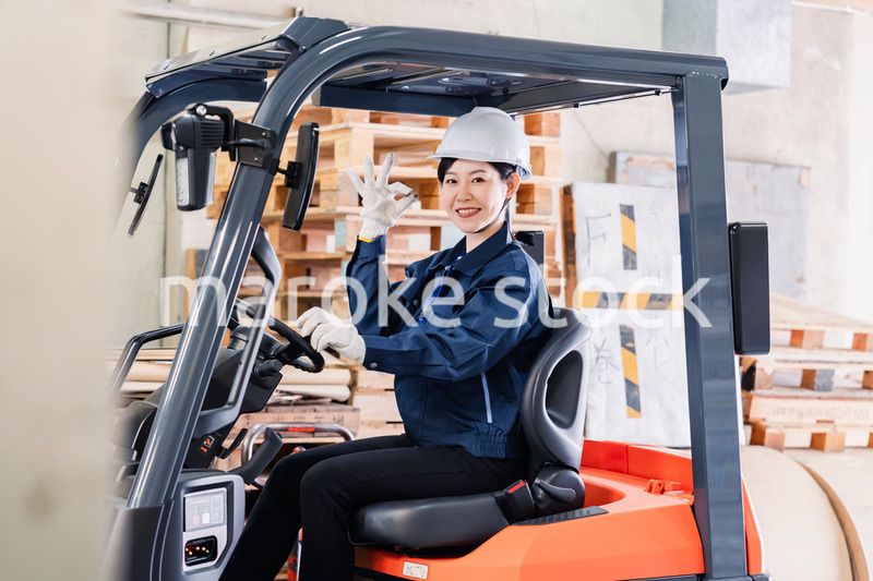 重機を操縦する女性作業員