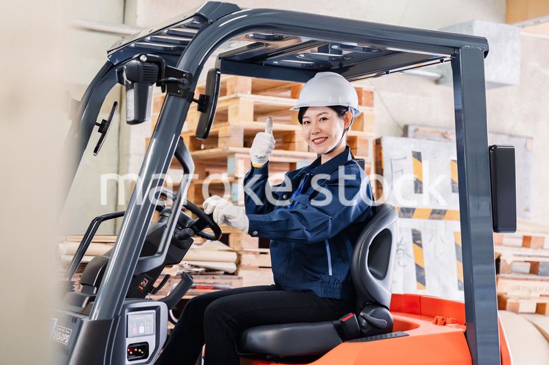 重機を操縦する女性作業員