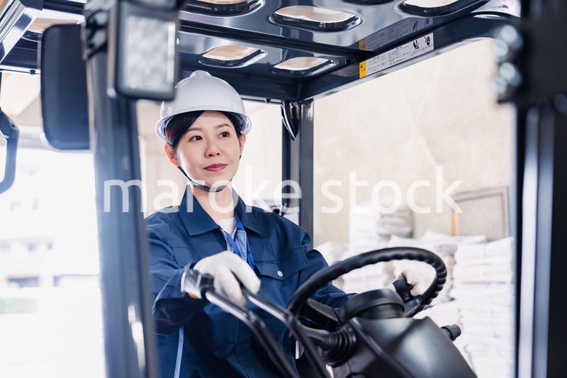 重機を操縦する女性作業員