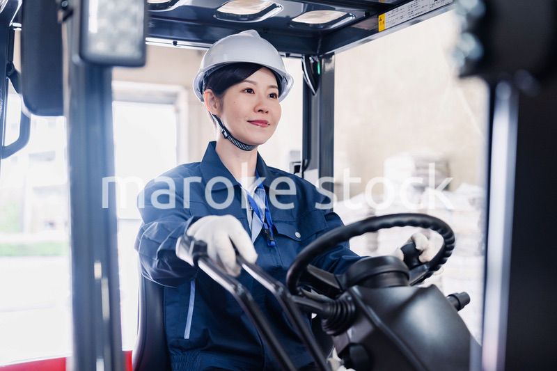 重機を操縦する女性作業員