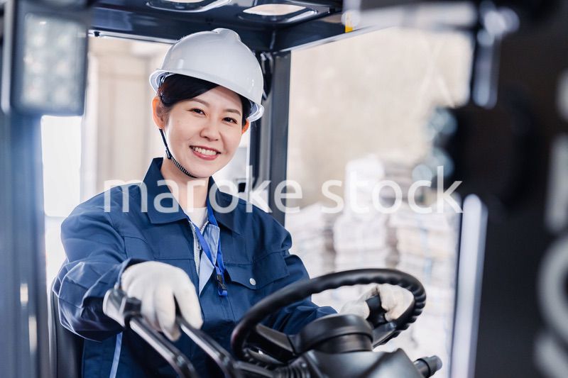 重機を操縦する女性作業員