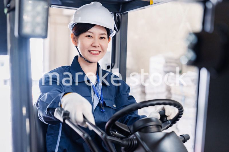 重機を操縦する女性作業員