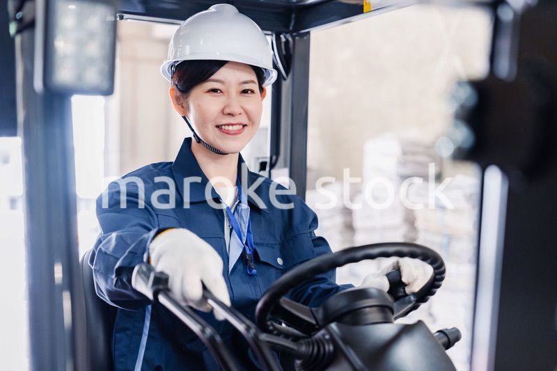 重機を操縦する女性作業員