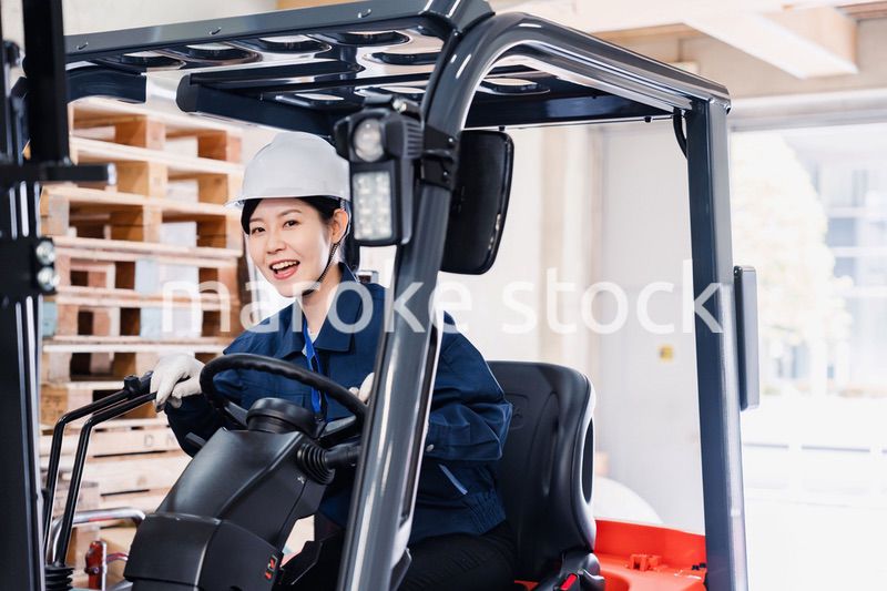 重機を操縦する女性作業員