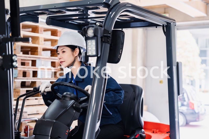 重機を操縦する女性作業員