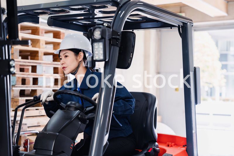 重機を操縦する女性作業員