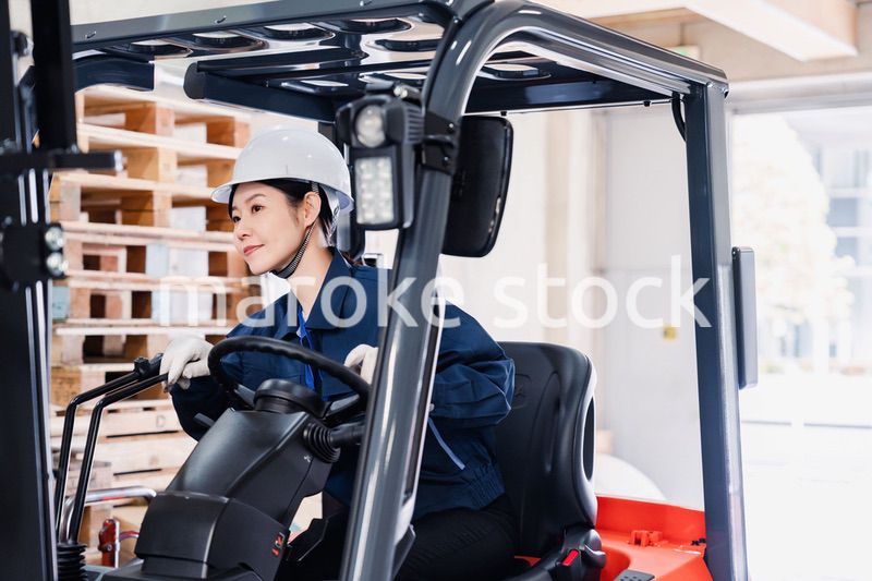 重機を操縦する女性作業員