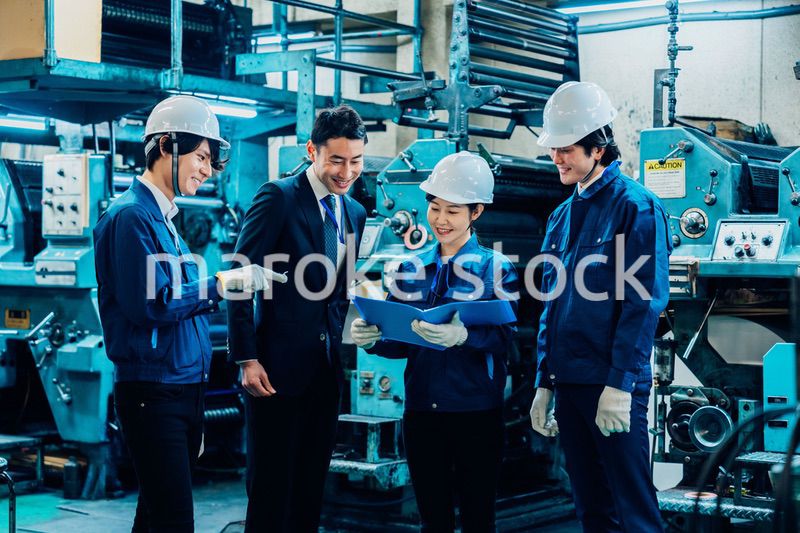 工場を視察するビジネスマン