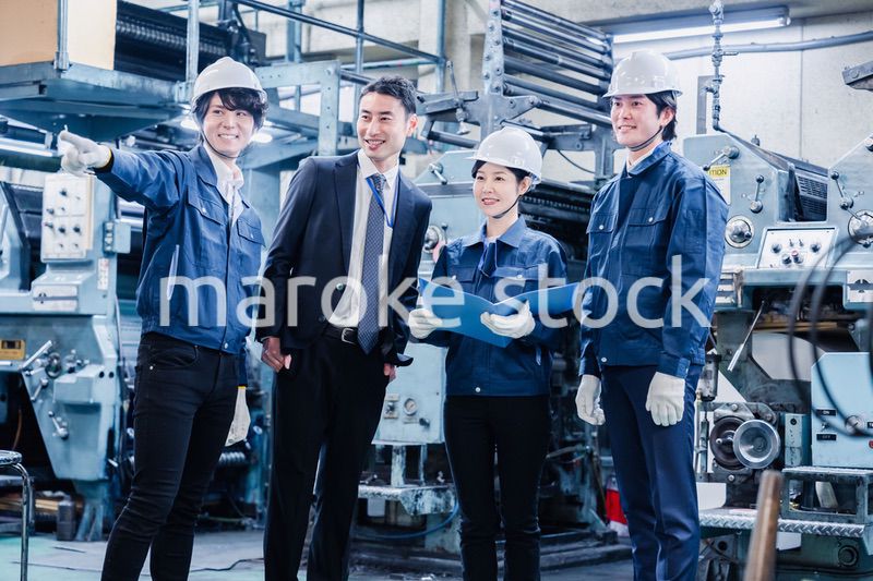 工場を視察するビジネスマン