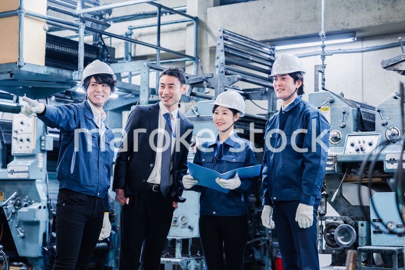 工場を視察するビジネスマン