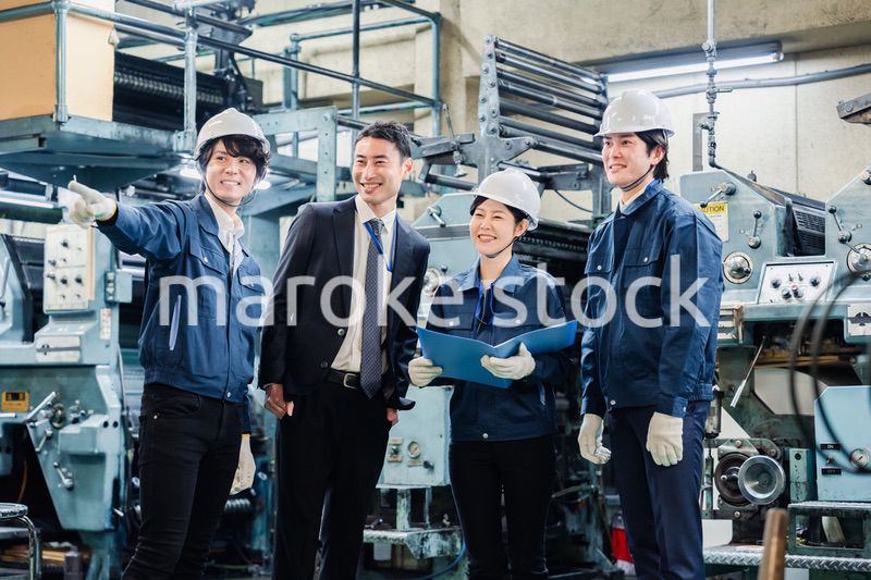 工場を視察するビジネスマン
