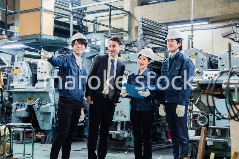 工場を視察するビジネスマン