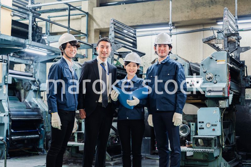 工場を視察するビジネスマン