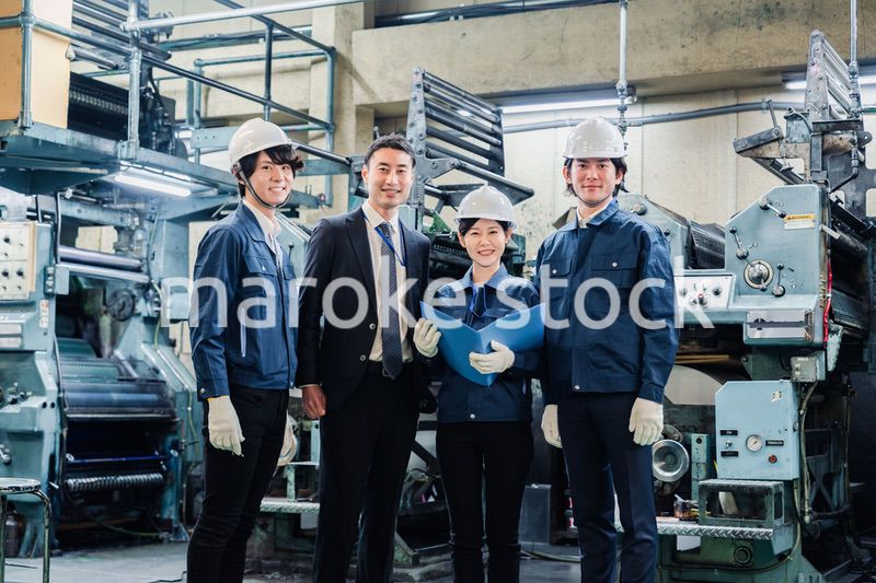 工場を視察するビジネスマン