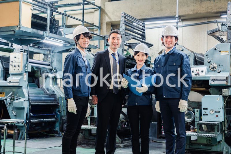 工場を視察するビジネスマン