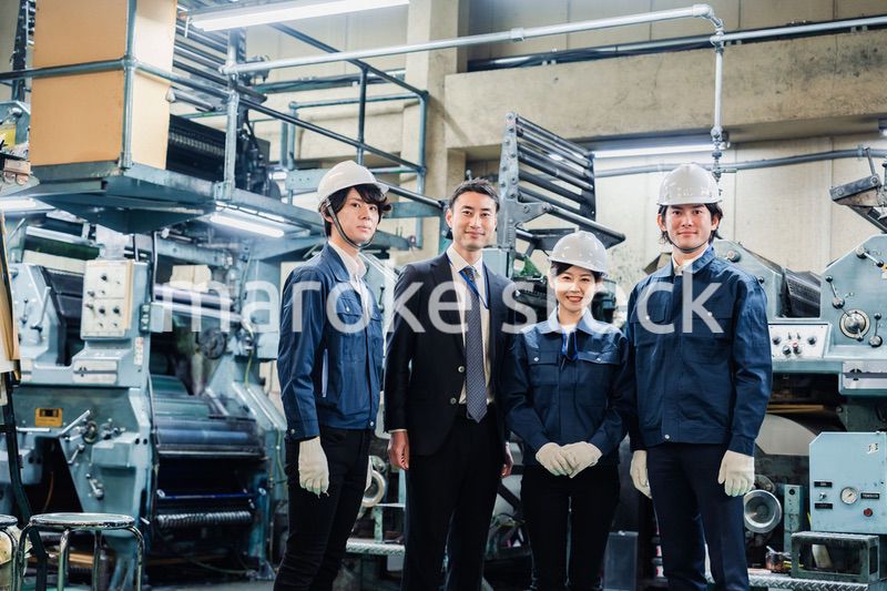 工場を視察するビジネスマン