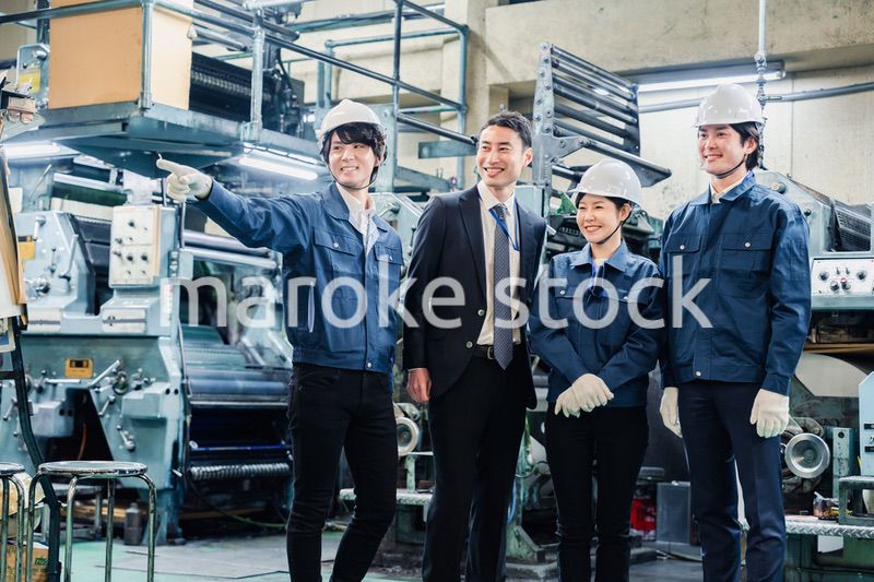 工場を視察するビジネスマン