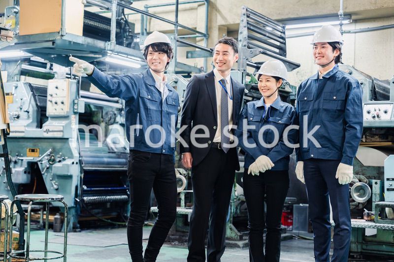 工場を視察するビジネスマン