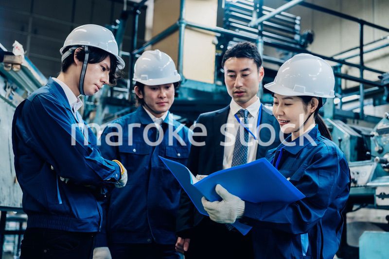 工場で資料を確認する労働者