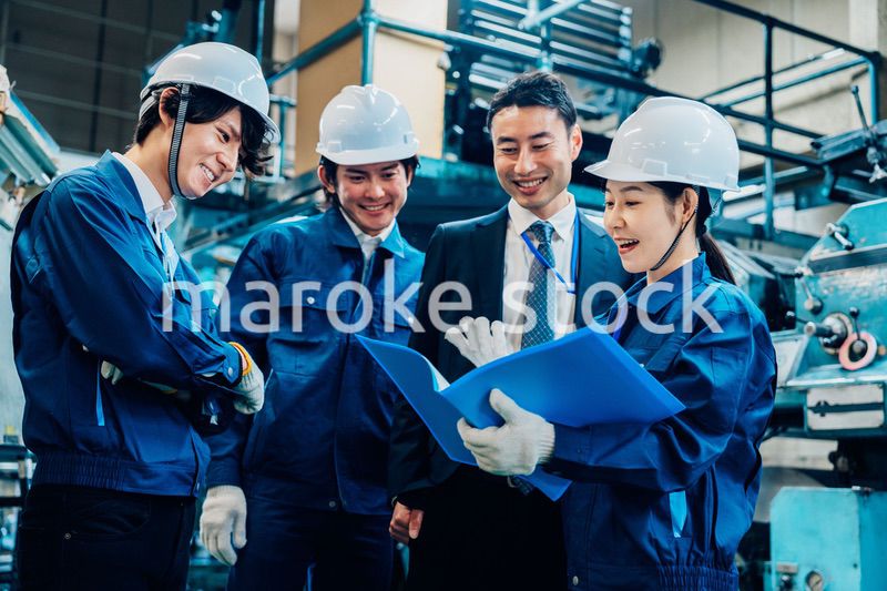 工場で資料を確認する労働者