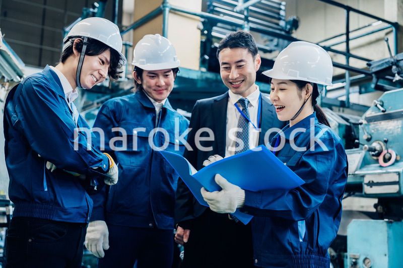 工場で資料を確認する労働者