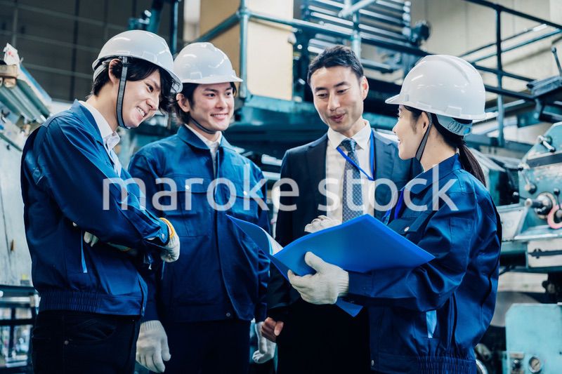 工場で資料を確認する労働者
