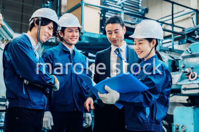 工場で資料を確認する労働者