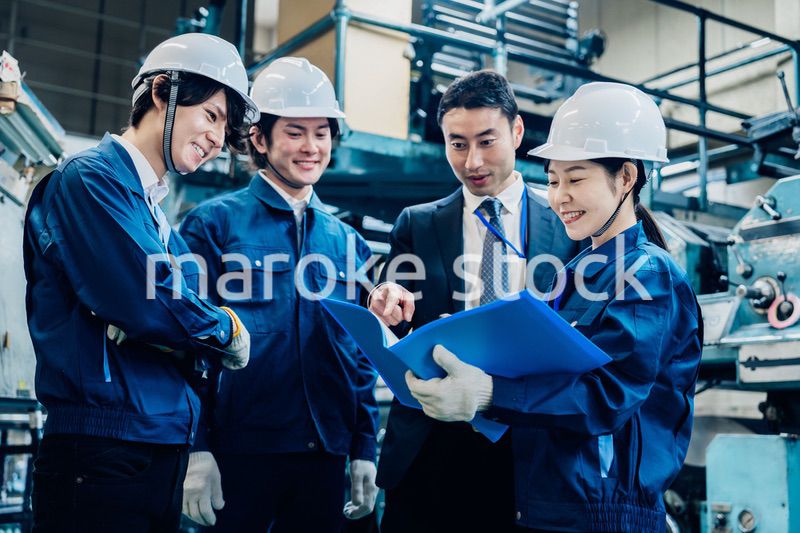 工場で資料を確認する労働者