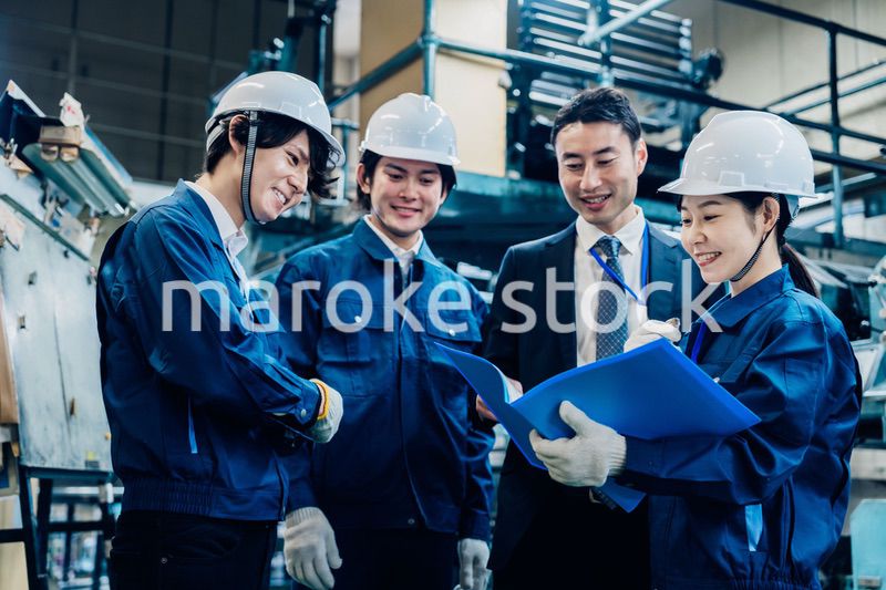 工場で資料を確認する労働者