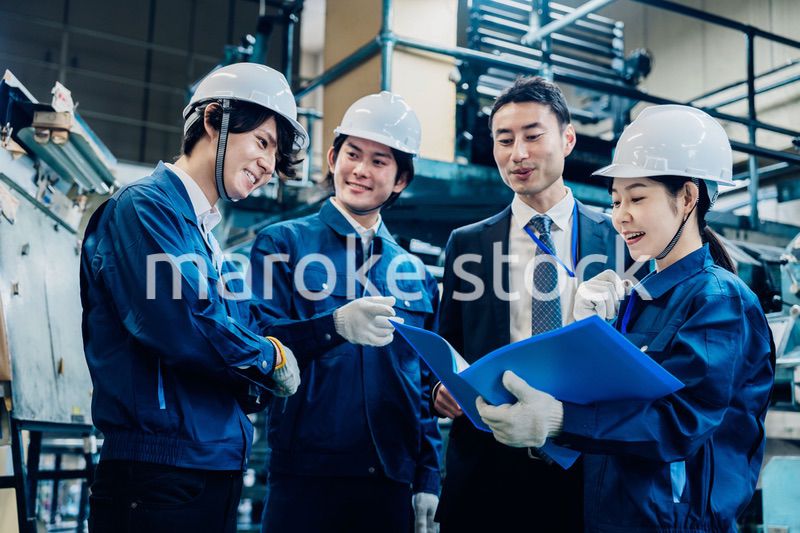 工場で資料を確認する労働者