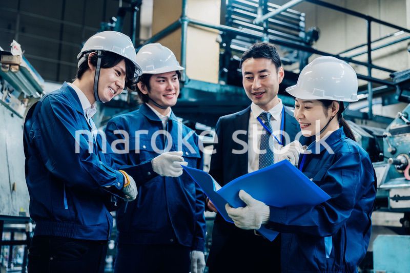 工場で資料を確認する労働者
