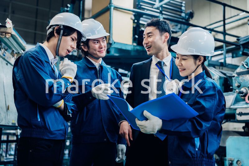工場で資料を確認する労働者