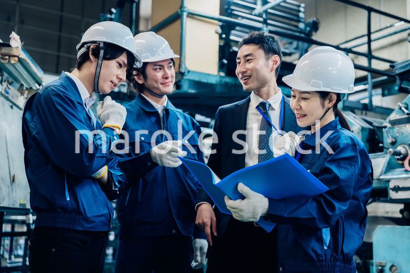 工場で資料を確認する労働者