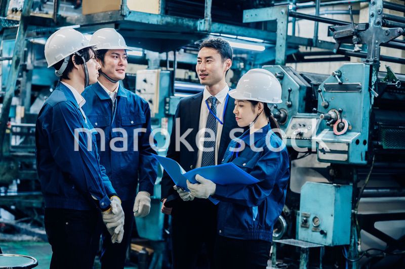 工場で資料を確認する労働者
