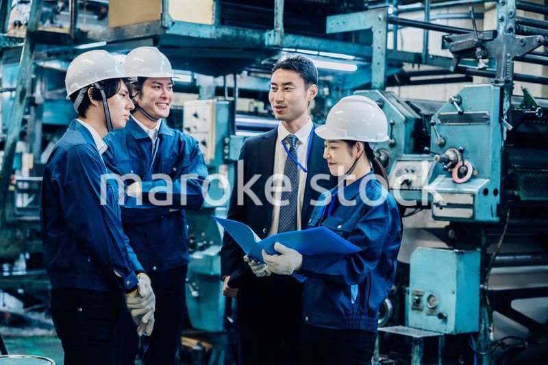 工場で資料を確認する労働者
