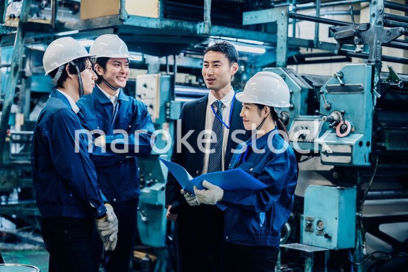 工場で資料を確認する労働者
