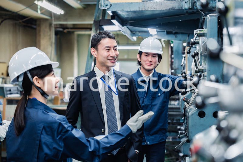 工場を視察するビジネスマン