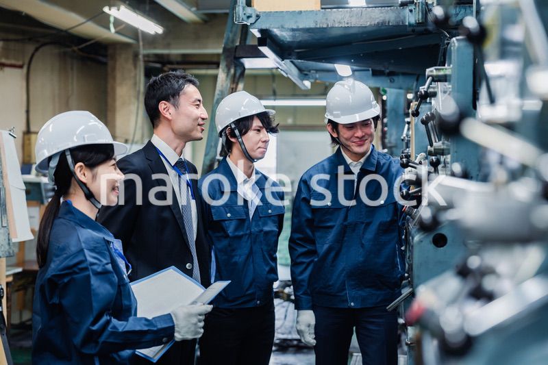 工場を視察するビジネスマン