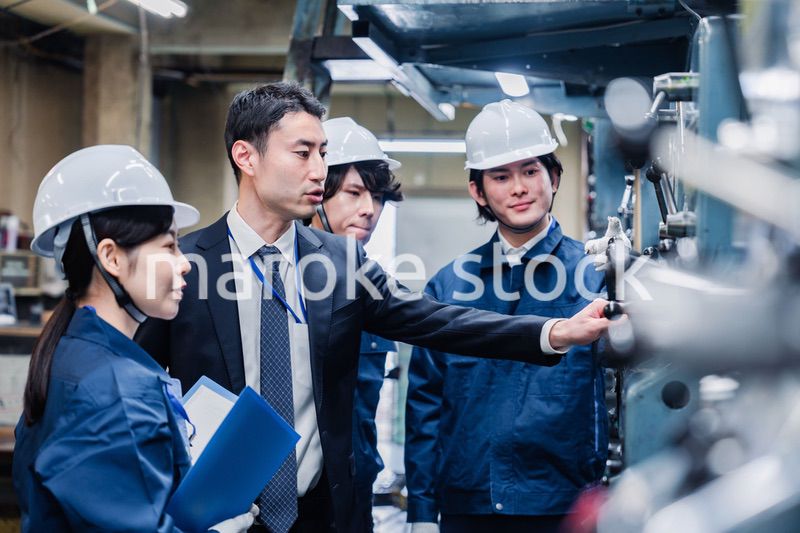 工場の効率化を指示する経営陣
